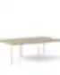 Keturvietis modulinis biuro bendras stalas su ąžuolo imitacijos stalviršiu, baltomis milteliniu būdu dažytomis plieninėmis kojomis ir integruotomis kabelių valdymo angomis.
