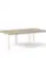 Modernus keturvietis biuro bendras stalas su ąžuolo imitacijos stalviršiu, baltomis milteliniu būdu dažytomis plieninėmis kojomis ir integruotu kabelių valdymo kanalu su dangteliais.