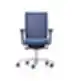 Mėlyna ergonomiška biuro kėdė su tinkline atlošo dalimi, paminkštinta sėdyne, reguliuojamais porankiais ir chromuotu pagrindu su ratukais – DAUPHIN Stilo modelis.