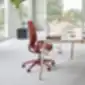 Sedus Pure se:air raudona biuro kėdė prie medinio stalo.